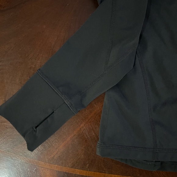 GapFit Black long sleeve fitted top with thumb holes - Picture 4 of 5